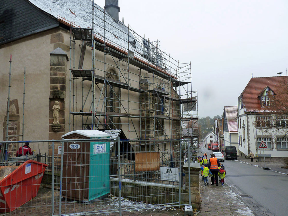 Abbau des Gerüstes an der Südseite (Foto: Karl-Franz Thiede)